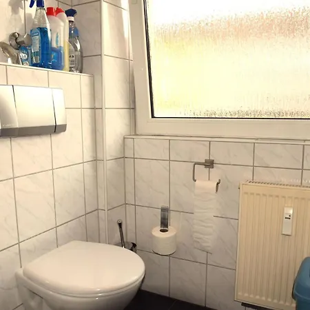 Cosy In Oberhausen With Balcony شقة